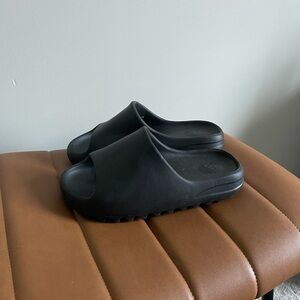 Yeezy Adidas slides black size 6